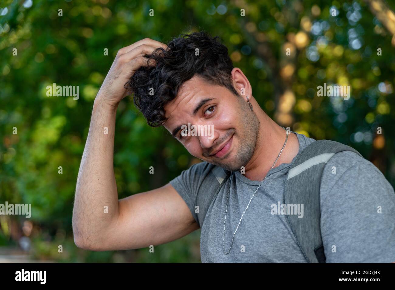 Porträt eines jungen lateinmanns im Freien mit einer Tasche. Stockfoto