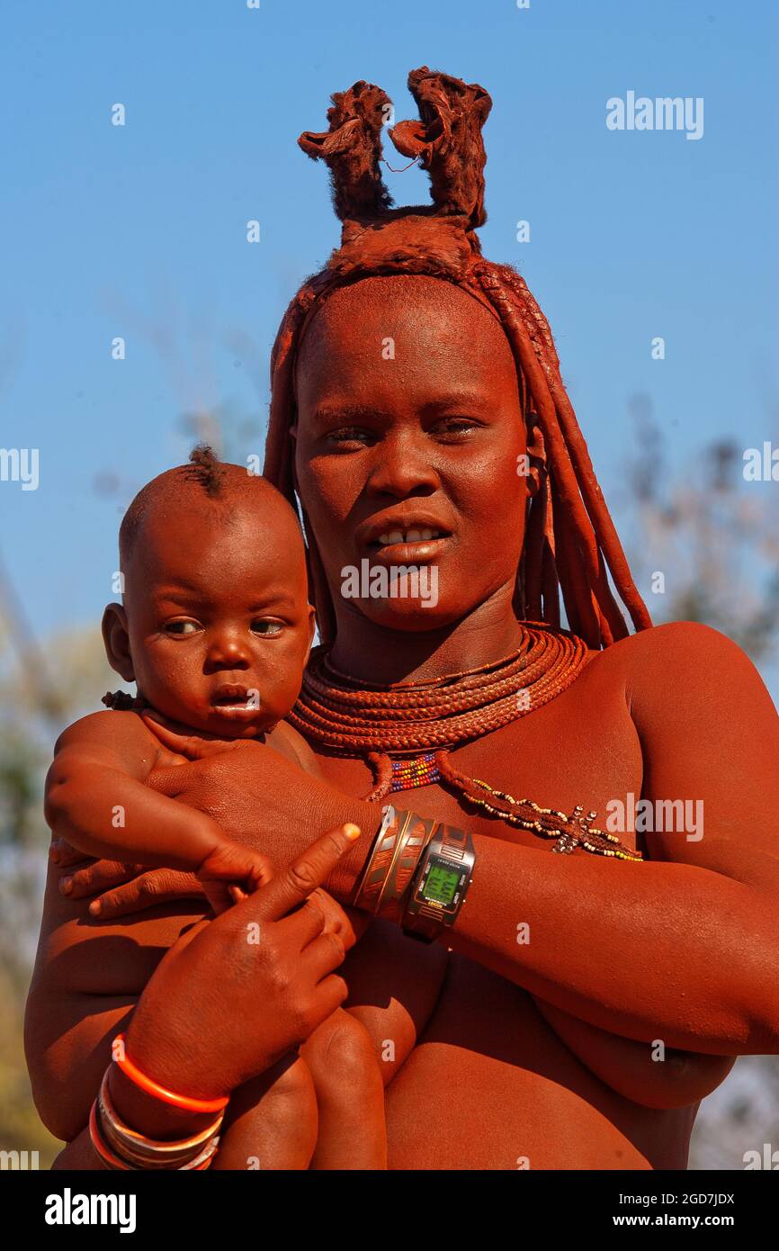 Frau aus dem himba-Stamm in der Stadt Outjo, Kunene, Region, Nord-Namibia Stockfoto