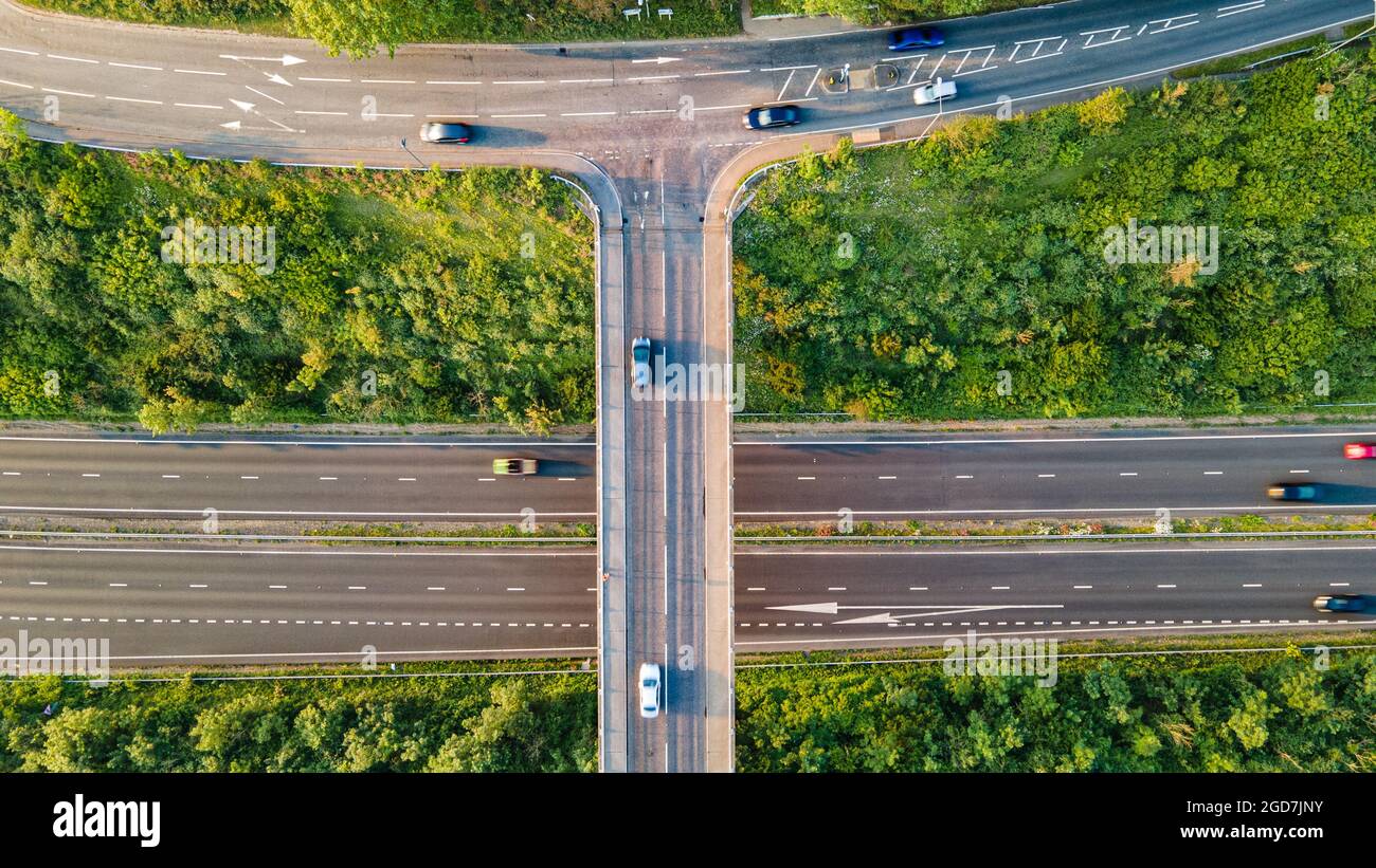 Luftaufnahme der Autobahn in der Abendsonne mit leichtem Verkehr Stockfoto