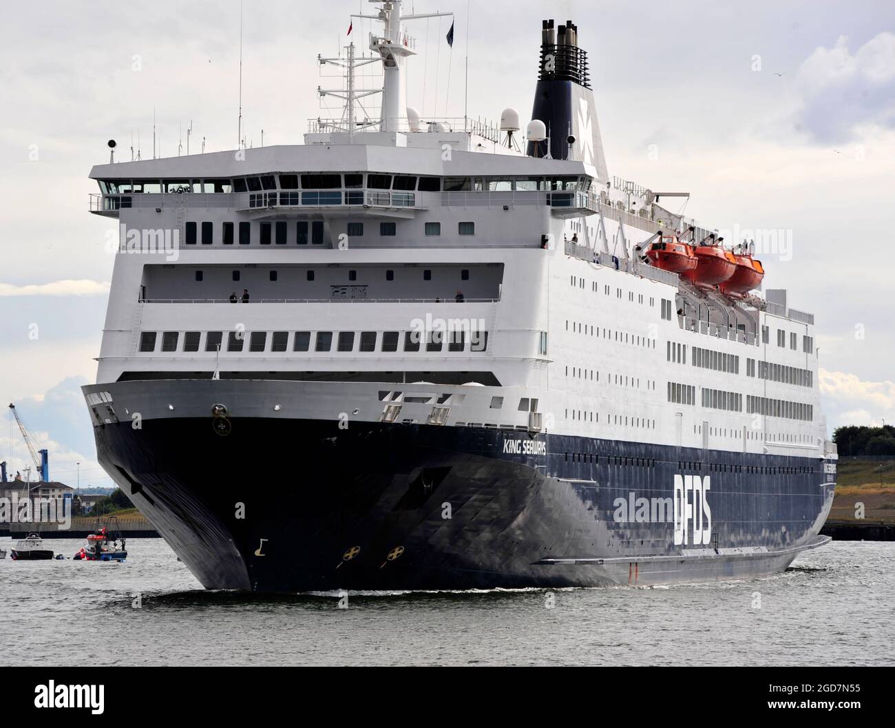 AJAXNETPHOTO. AUGUST 2021. NORTH SHIELDS, ENGLAND. - NACH AUSSEN - DIE DFDS NORDSEEBRY KING SEAWAYS NACH AUSSEN VOM FLUSS TYNE. FOTO:TONY HOLLAND/AJAX REF:DTH212807 39080 Stockfoto