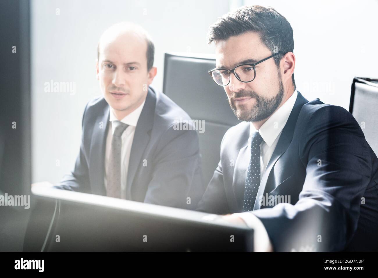 Business Team Analyse von Daten bei geschäftlichen Treffen in modernen Corporate Office. Stockfoto
