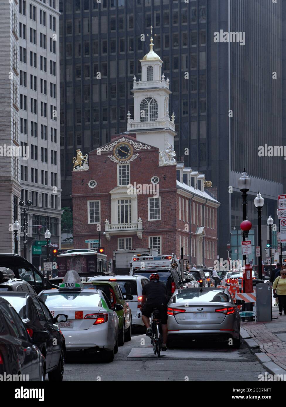 Boston, Massachusetts - 23. Juni 2015: Starker Verkehr während der Hauptverkehrszeit in der Innenstadt von Boston vor dem historischen Old State House. Stockfoto