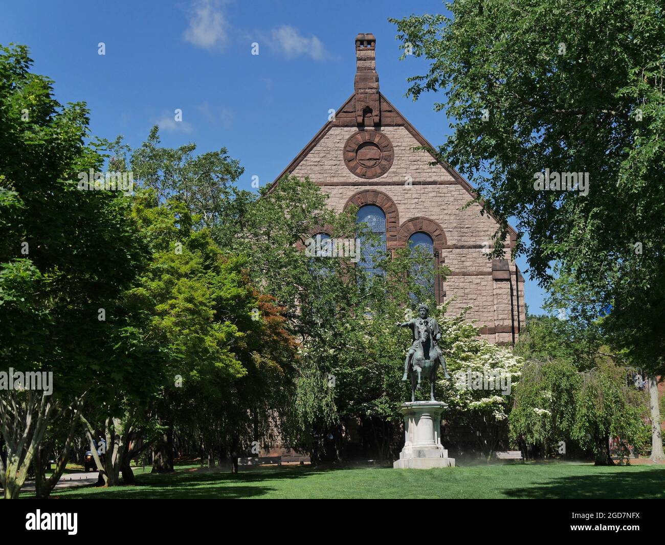 Providence, Rhode Island - 24. Juni 2015: Ein grünes Viereck an der Brown University mit einer Statue des römischen Philosophen Marcus Aurelius und Sayles Hall Stockfoto