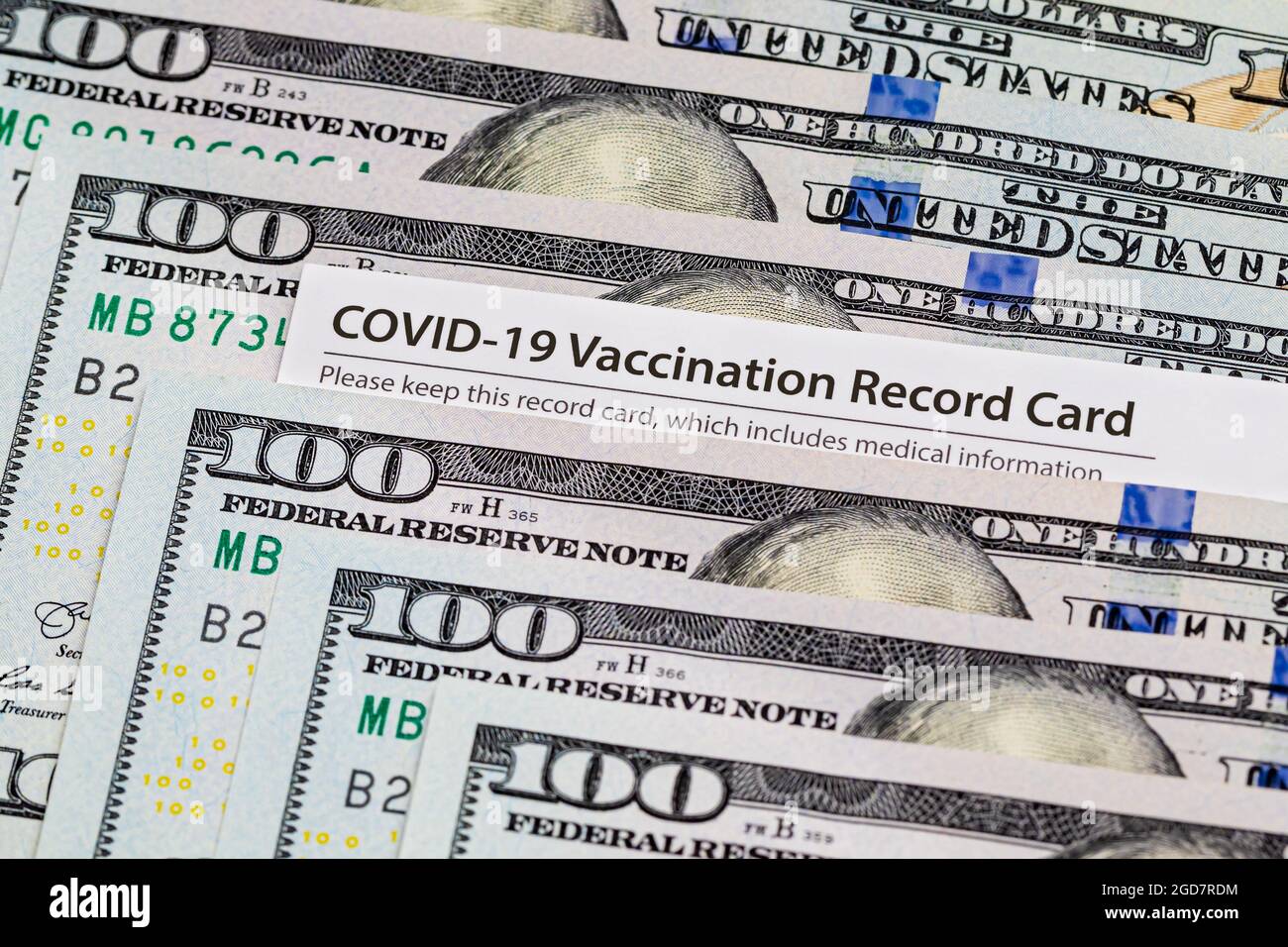 Covid-19 Impfkarte und Bargeld. Covid-Impfstofflotterie, Bonus- und Incentive-Konzept Stockfoto