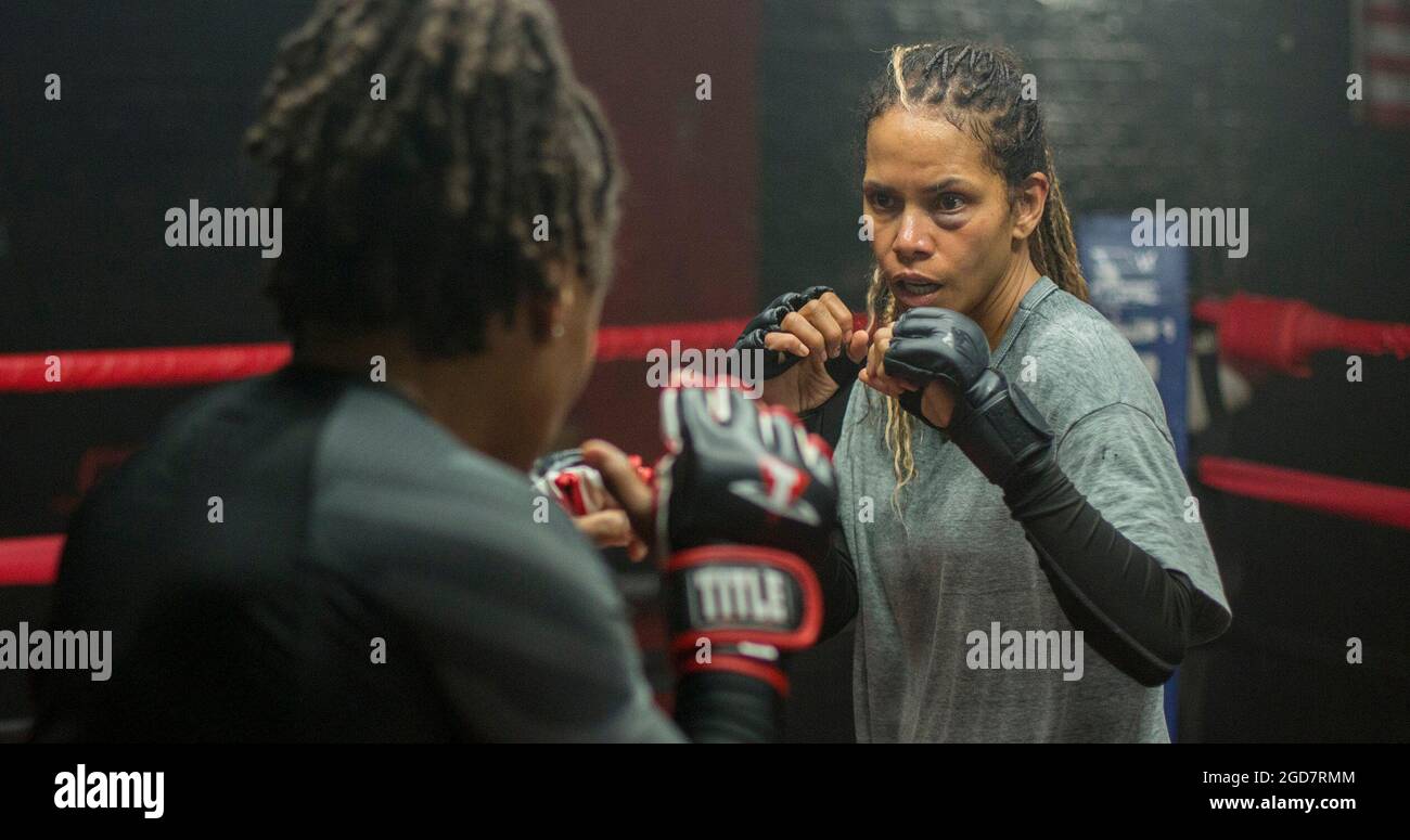 VERÖFFENTLICHUNG: 24. November 2021 TITEL: Bluised STUDIO: Netflix REGIE: Halle Berry PLOT: Eine entgrabte MMA-Kämpferin findet im Käfig Erlösung und den Mut, ihren Dämonen zu begegnen, als der Sohn, den sie als Kind aufgegeben hatte, unerwartet wieder in ihr Leben zurückkehrt. HAUPTROLLE: HALLE BERRY als Jackie Justice. (Kreditbild: © Netflix/Entertainment Picturs) Stockfoto