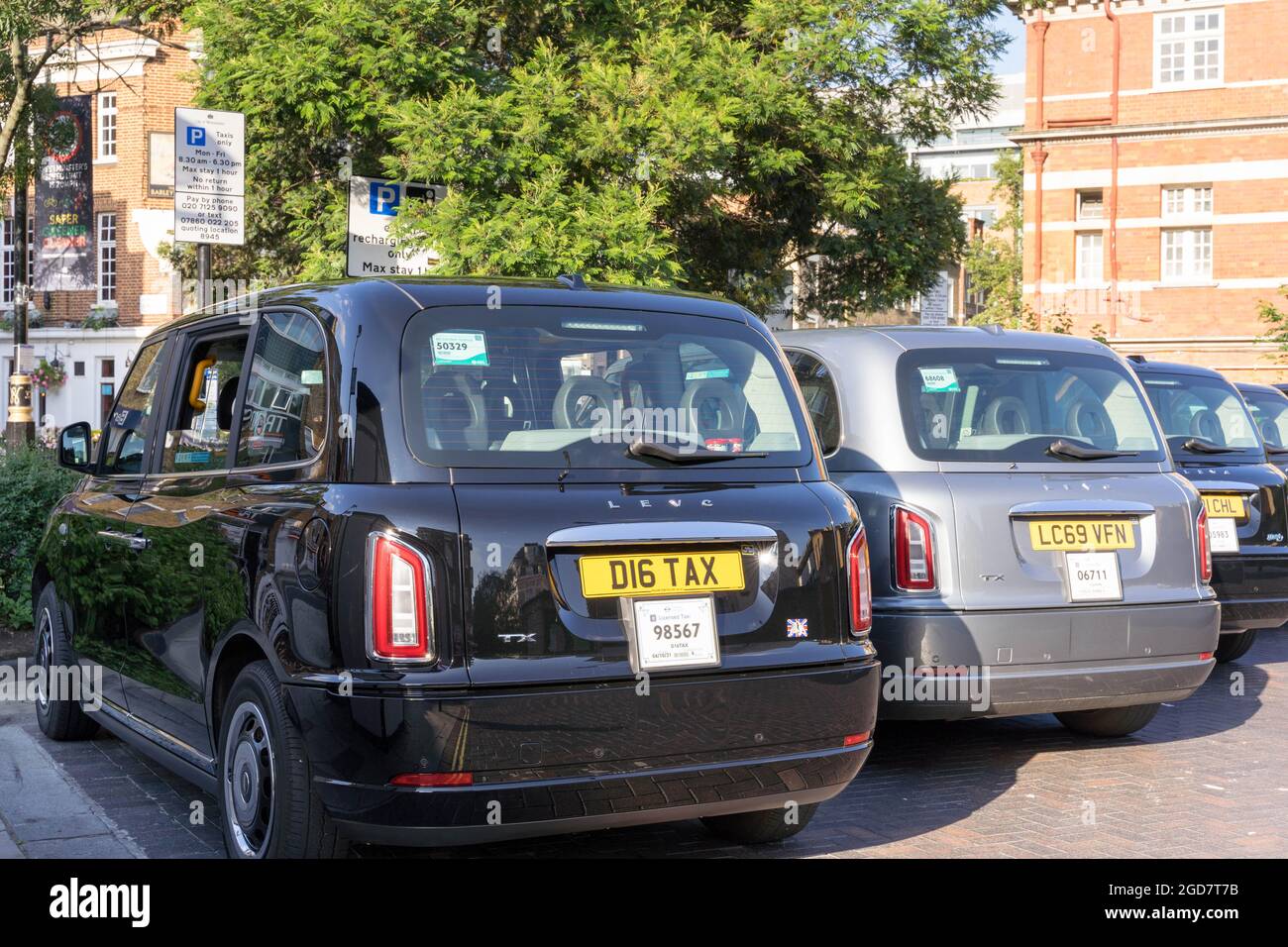 London E-Taxi-Paket an der Ladestation, Rapid Electric Charging Point, London City of Westminster England Stockfoto