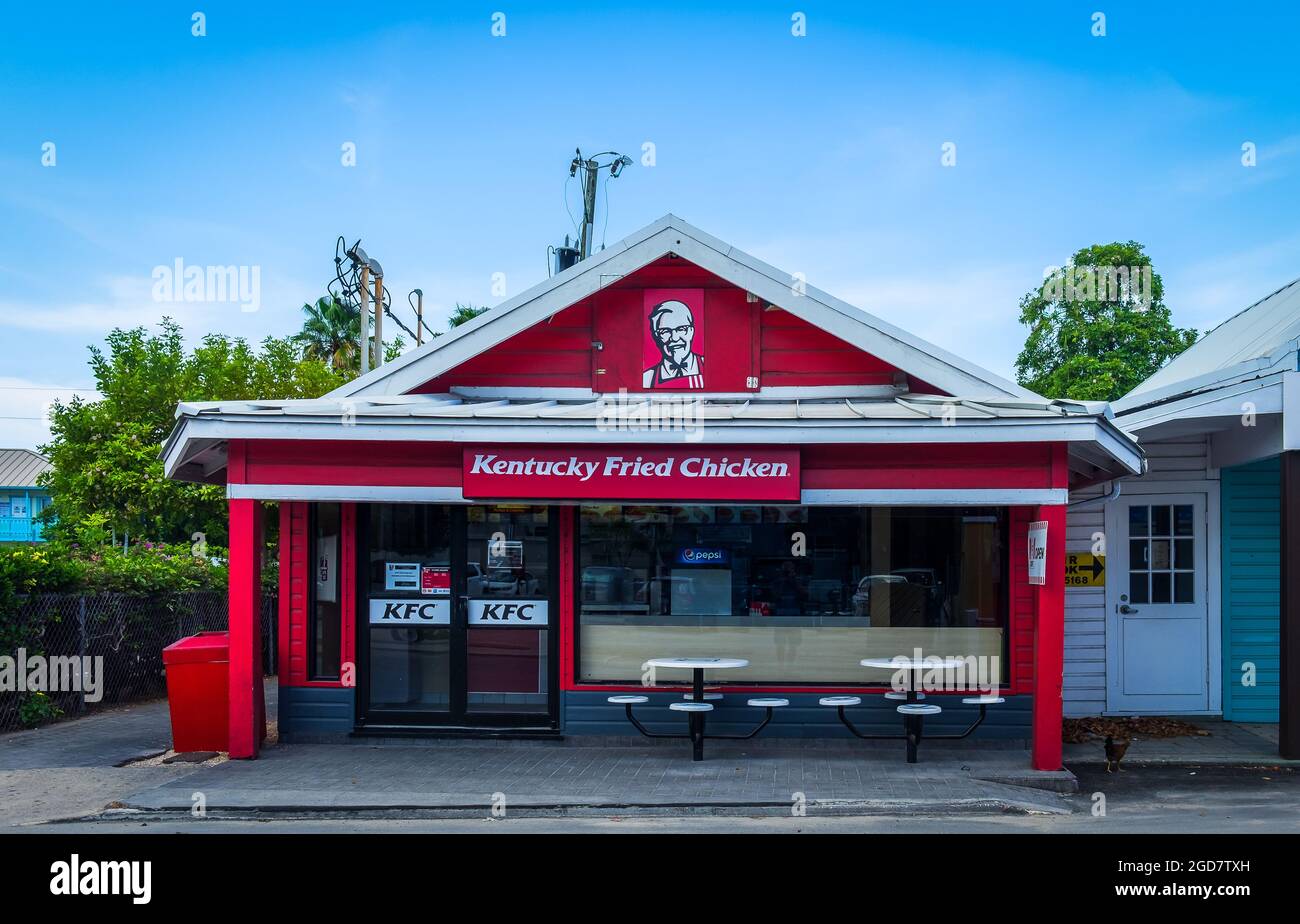Grand Cayman, Cayman Islands, Juli 2020, Blick auf die Fassade eines der KFC in George Town Stockfoto