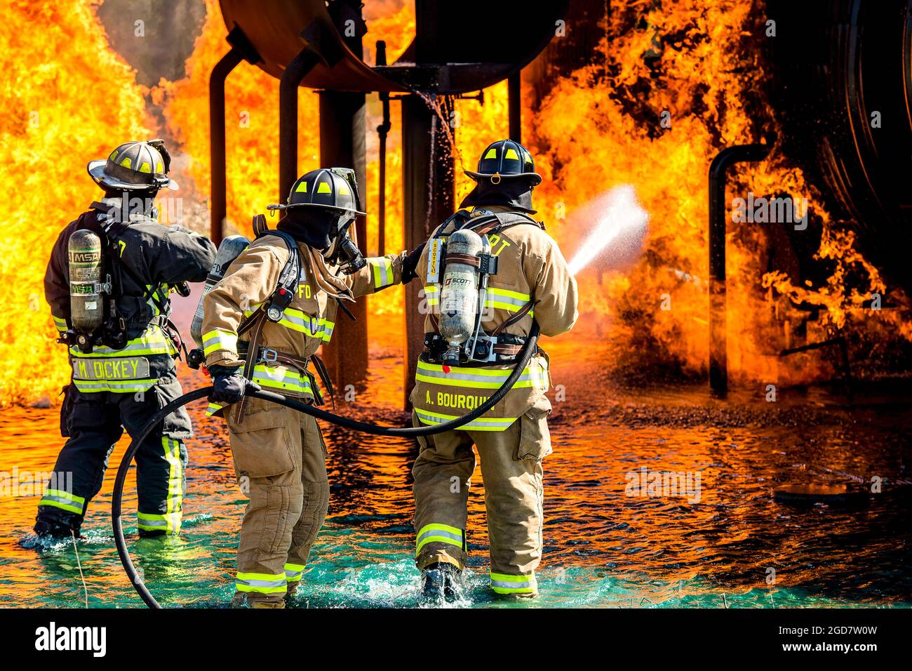 Feuerwehrleute der 788. Zivilingenieur-Squadron-Feuerwehr und der Feuerwehr des Flughafens Dayton sprühen Wasser auf einen brennenden Flugzeugschulrumpf auf der Wright-Patterson Air Force Base, Ohio, 26. April 2021. Die Mitarbeiter der 788. CES-Feuerwehr trainieren ständig, um sicherzustellen, dass ihre Fähigkeiten immer auf dem neuesten Stand sind. (USA Luftwaffe Foto von Wesley Farnsworth) Stockfoto