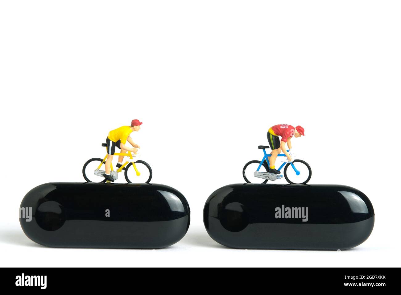 Miniatur Menschen Spielzeug Figur Fotografie. Fahrrad-Radtrainer und Tracing Gesundheit App. Ein Biker, der über der Smartwatch radelt, isoliert auf weißem Hintergrund. Stockfoto