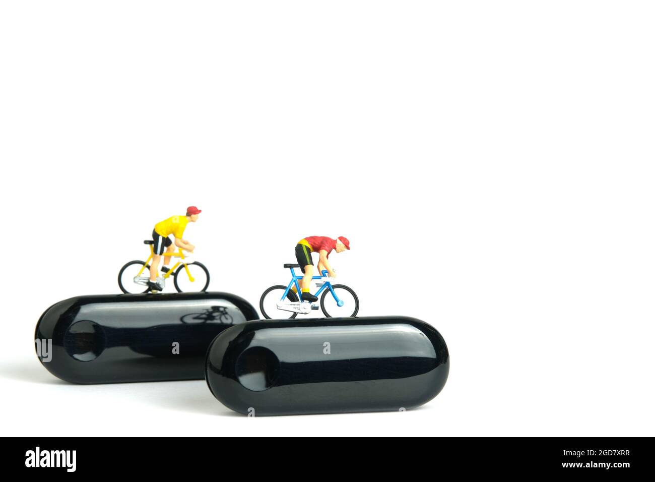 Miniatur Menschen Spielzeug Figur Fotografie. Fahrrad-Radtrainer und Tracing Gesundheit App. Ein Biker, der über der Smartwatch radelt, isoliert auf weißem Hintergrund. Stockfoto