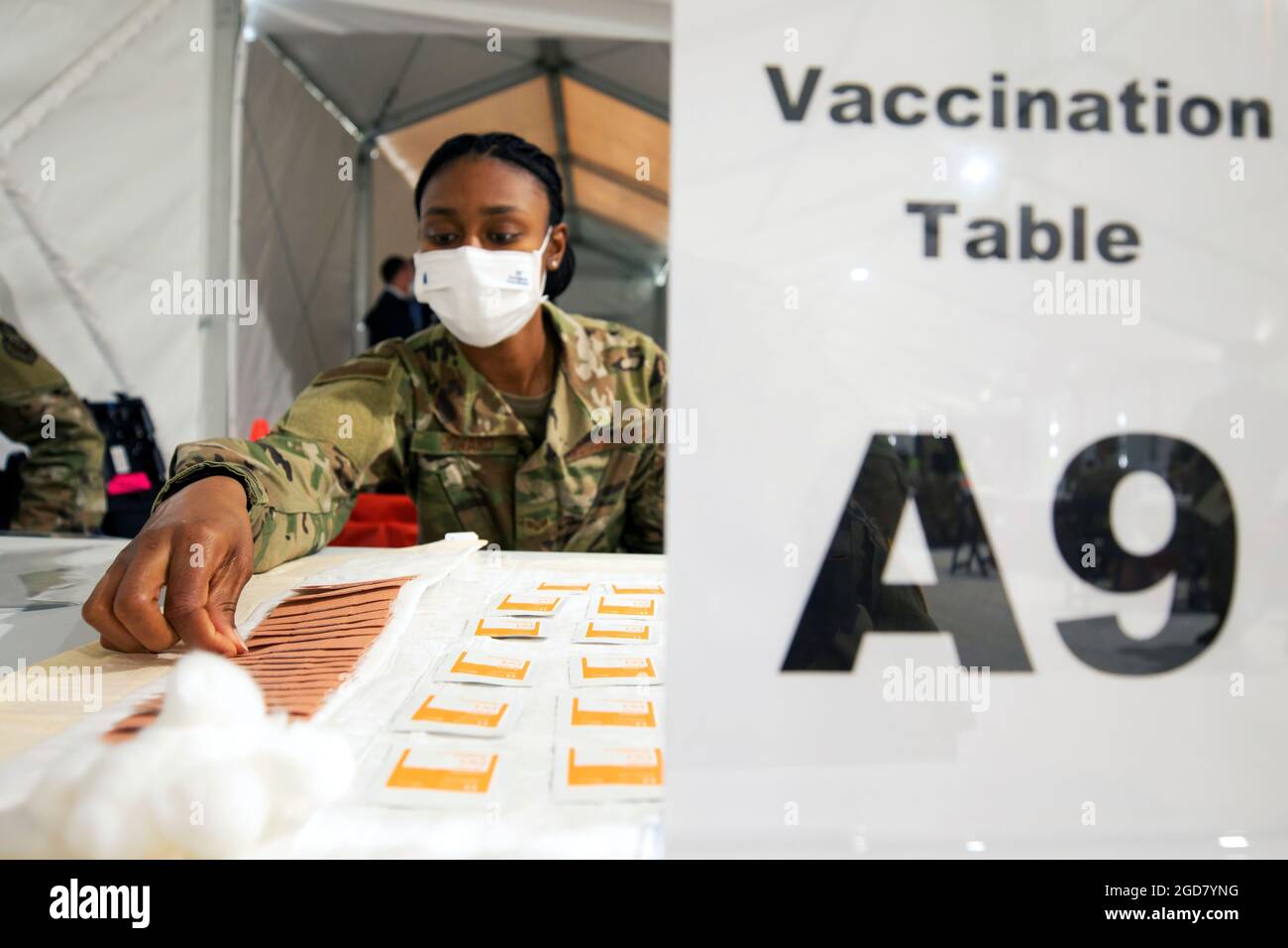 Keiera Howard, Senior Airman der US Air Force, gebürtige Cincinnati, und eine Medizintechnikerin für die Luft- und Raumfahrt, die der 335. Air Expeditionary Group zugeordnet ist, bereitet ihre Impfstation im föderal geführten Pilot Community Impf Center in Greenbelt, Maryland, 8. April 2021 vor. Das U.S. Northern Command setzt sich über die U.S. Army North weiterhin dafür ein, die Federal Emergency Management Agency im Rahmen der Reaktion der gesamten Regierung auf COVID-19 weiterhin flexibel und flexibel zu unterstützen. (USA Armeefoto von PFC. Jailene Bautista/5. Mobile Public Affairs Detachment) Stockfoto