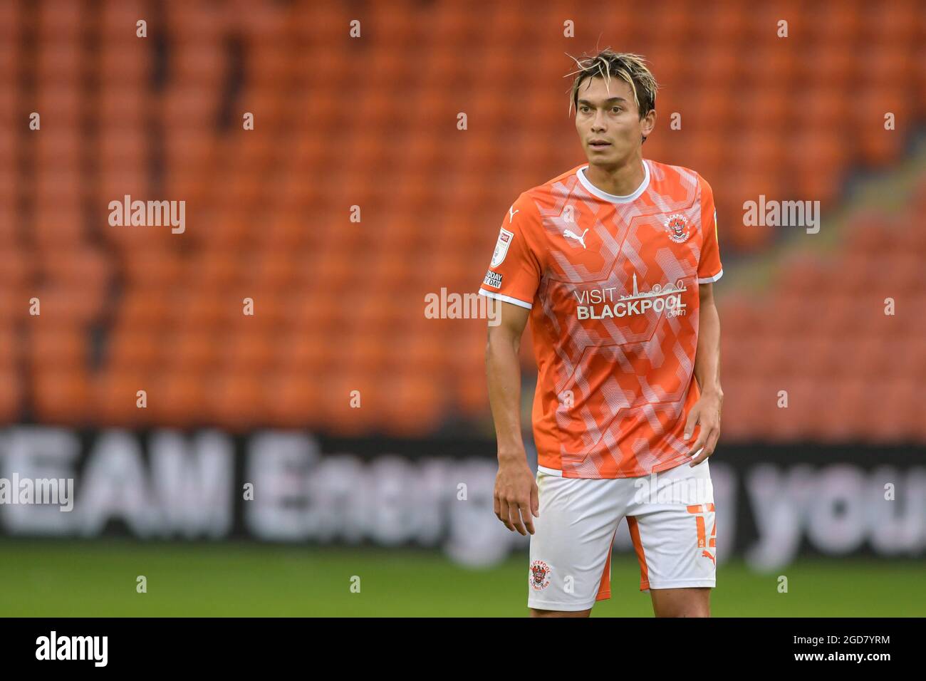 Blackpool, Großbritannien. August 2021. Kenny Dougall #12 von Blackpool in Aktion während des Spiels in Blackpool, Großbritannien am 8/11/2021. (Foto von Simon Whitehead/News Images/Sipa USA) Quelle: SIPA USA/Alamy Live News Stockfoto