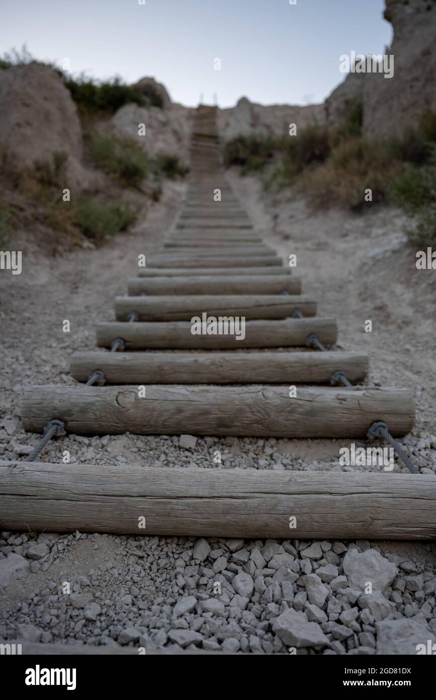 Nahaufnahme der Sprosse von Wooden Labber Climbing Hoodoo in Badlands Stockfoto