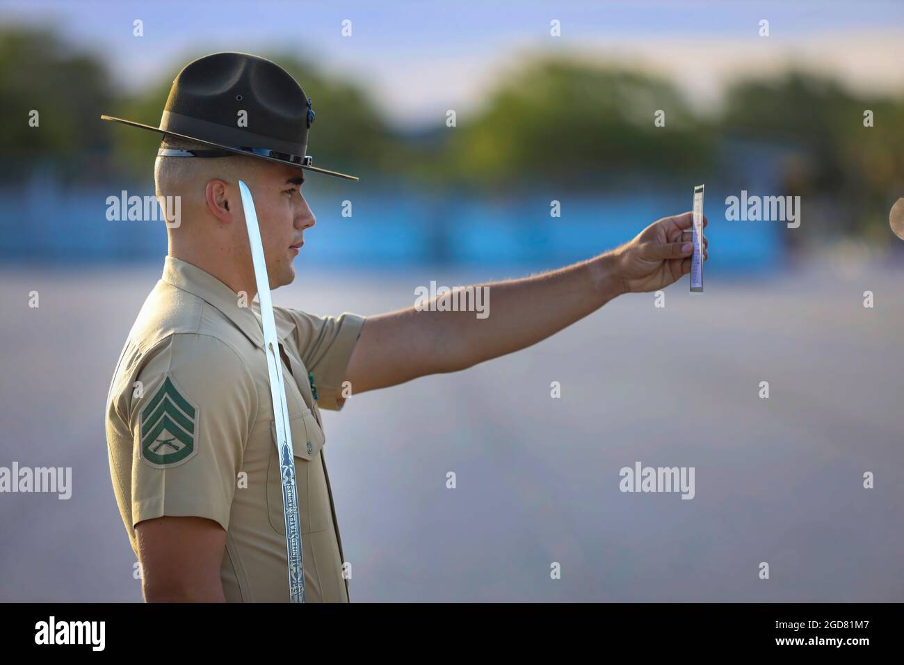 Personal Sgt. Daniel L. Avila Jr., Senior Drill Instructor bei Alpha Company, 1. Rekrut Training Bataillon, beobachtet seine Bohrkarte während der letzten Bohrungen an Bord des Marine Corps Recruit Depot Parris Island, S.C., 19. Mai 2021. Die abschließende Übung prüft die Instruktoren auf ihre Fähigkeit, Bohrbefehle zu geben, und testet Rekruten auf ihre Fähigkeit, Bewegungen ordnungsgemäß auszuführen. (USA Marine Corps Foto von Lance CPL. Samuel C. Fletcher) Stockfoto