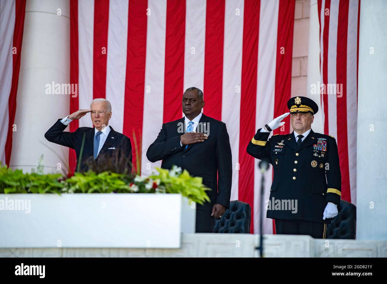 (Von links nach rechts): Präsident Joseph Biden, Verteidigungsminister Lloyd Austin III und 20. Vorsitzender der Joint Chiefs of Staff U.S. Army General Mark Milley ehren während des Spiels der Nationalhymne im Memorial Amphitheater auf dem Arlington National Cemetery, Arlington, Virginia, am 31. Mai 2021. Dies war Teil der National Memorial Day Einhaltung. (USA Armeefoto von Elizabeth Fraser / Arlington National Cemetery / veröffentlicht) Stockfoto