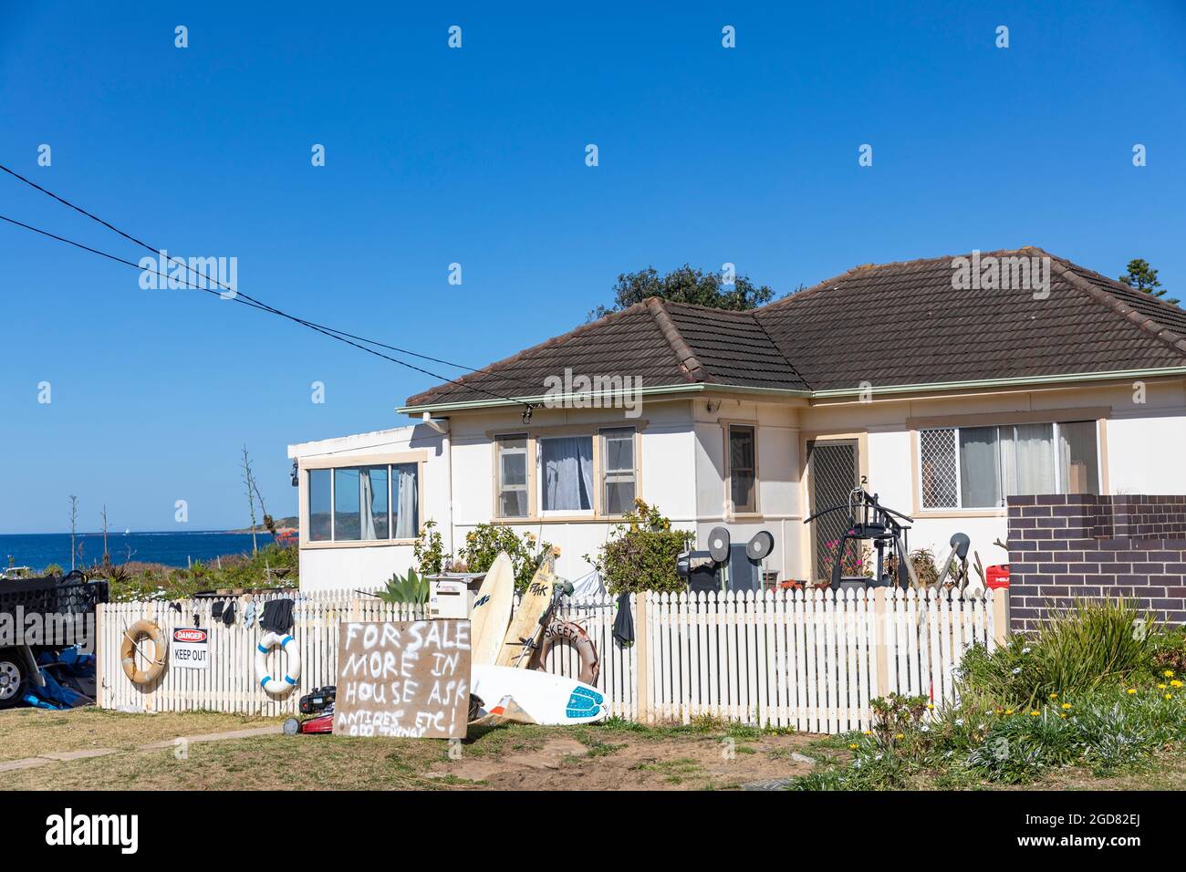 Sydney Beach House mit Eigentümer, der unerwünschte Gegenstände und Waren außerhalb des Hauses verkauft, Sydney, Australien Stockfoto