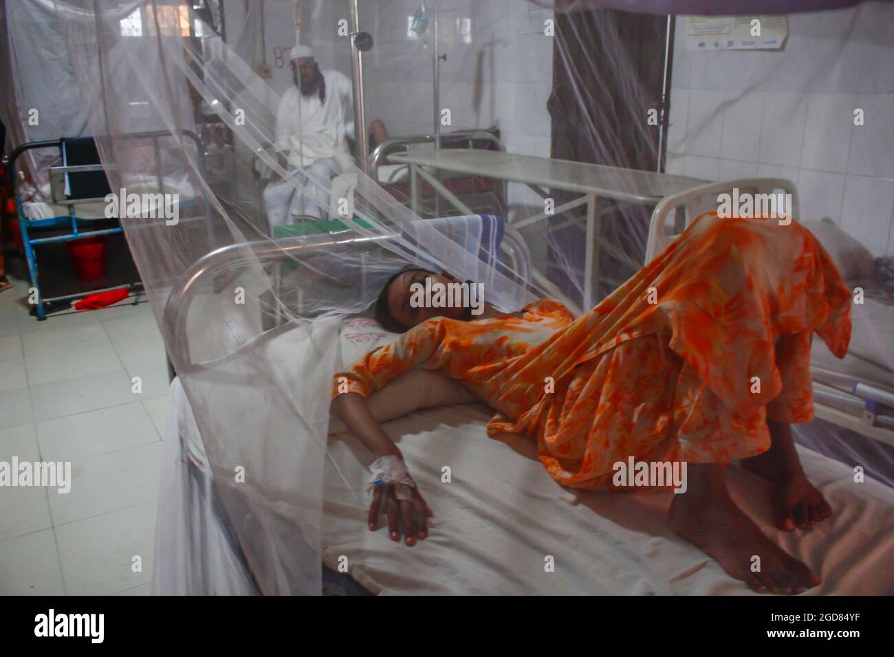 Dhaka, Bangladesch. August 2021. Dengue-Infektionen haben sich in Bangladesch zu einer Krise entwickelt, da in diesem Monat durchschnittlich 75 Fälle täglich gemeldet wurden. In diesem Moment versucht Bangladesch immer noch, mit der Covid-19-Pandemie zu überleben. Inzwischen sind die Symptome von Dengue und Covid-19 ziemlich ähnlich, was es schwierig macht, sie rechtzeitig zu diagnostizieren. (Foto von MD IBRAHIM/Pacific Press) Quelle: Pacific Press Media Production Corp./Alamy Live News Stockfoto