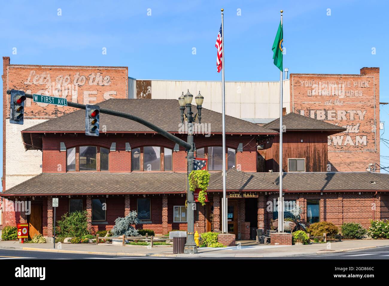 Toppenish, WA, USA - 09. August 2021; das Rathaus in Toppenish im Yakima County Washington. Zwei Fahnenmasten fliegen die Flaggen USA und Washington Stockfoto