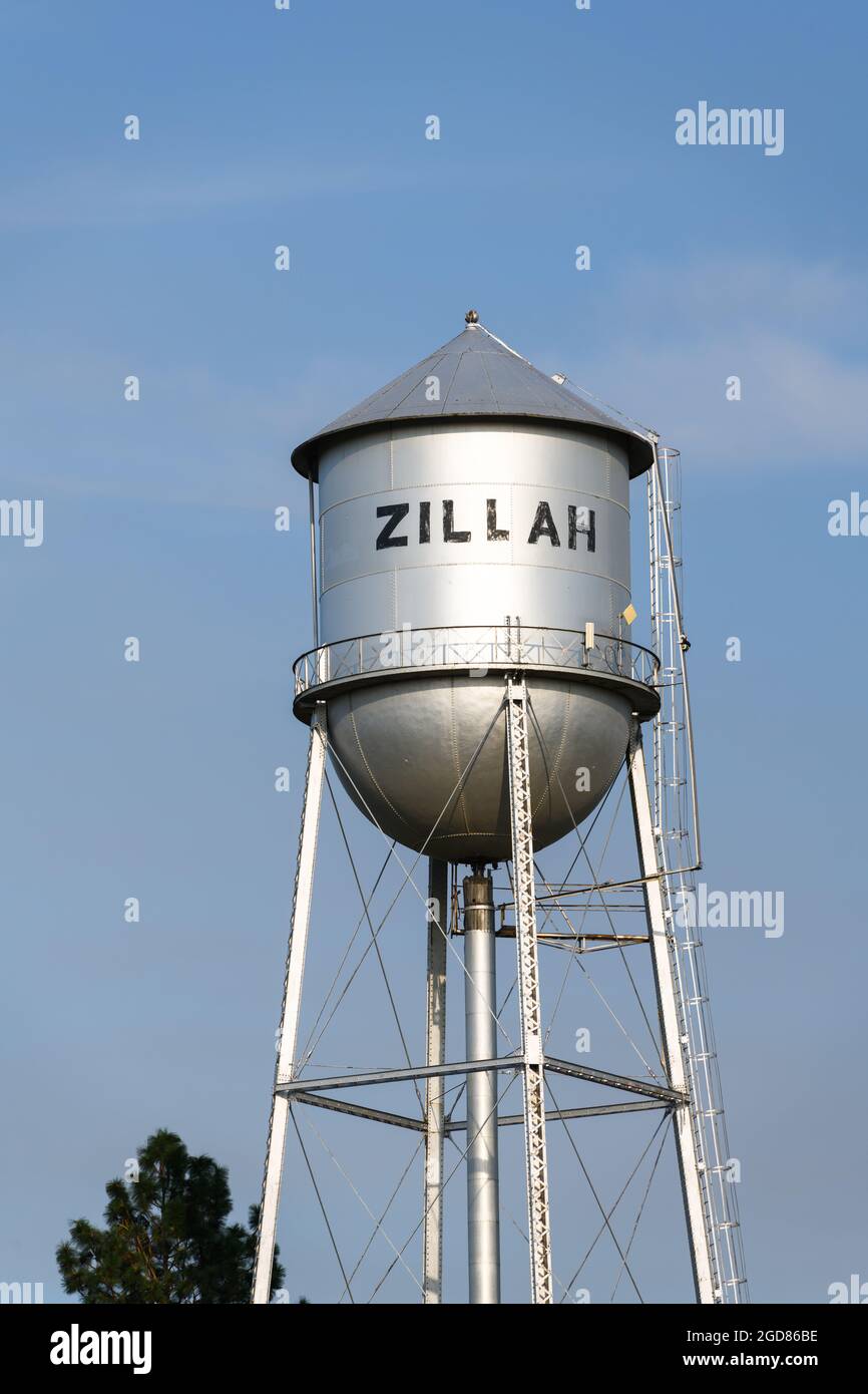 Zillah, WA, USA - 09. August 2021 - Wasserturm in der Stadt Zillah im Zentrum von Washington mit dem Namen der Stadt auf dem Speichertank in großen Buchstaben Stockfoto