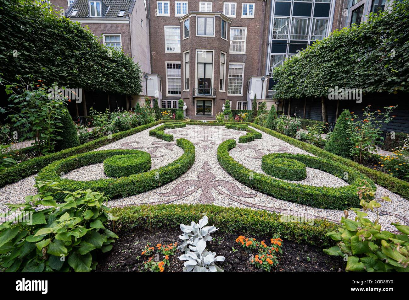 Amsterdam, Niederlande. August 2021. Blick auf den Garten des Willet-Holthuysen Museums in Amsterdam.Es ist ein Herrenhaus aus dem 17. Jahrhundert, in dem der Lebensstil in einem Haus einer wohlhabenden Familie aus dem 18. Und 19. Jahrhundert nachgebildet wird. Es verfügt über eine wichtige Sammlung von Möbeln und Kunstwerken aus dem Goldenen Zeitalter der Niederlande. (Bild: © Atilano Garcia/SOPA Images via ZUMA Press Wire) Stockfoto