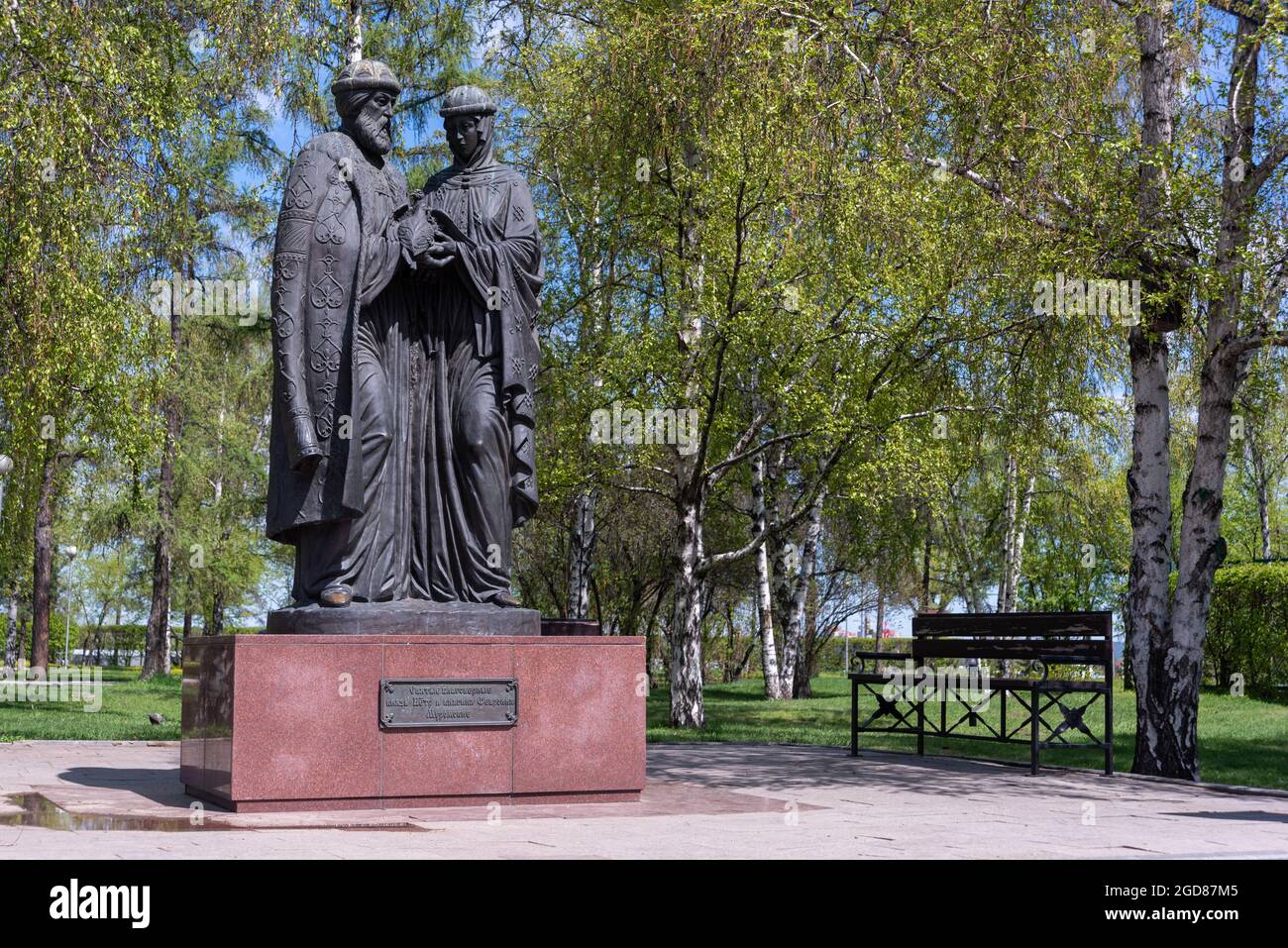 Russland, Irkutsk - 27. Mai 2021: Denkmal der Heiligen Peter und Fevronia von Murom im Frühjahr Stockfoto