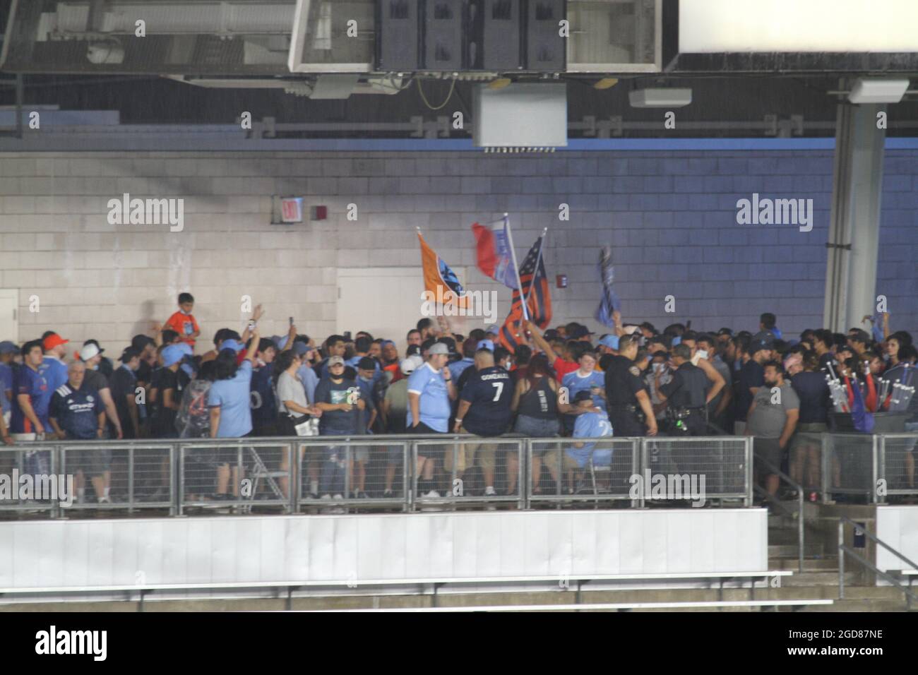 USA, New York, USA. August 2021. (SPO) begeisterte die Fans bei den Ligas Cup Quarter Finals 2021 zwischen NYCFC und Pumas. 11. August 2021, Bronx, New York, USA: Auch mit dem verzögerten Spiel wegen des drohenden Unwetters während des Fußballspiels zwischen NYCFC und Pumas UNAM, das für das Viertelfinale des 2021 Leagues Cup im Yankee-Stadion in Bronx, New York, gilt, freuten sich die Fans beider Teams sehr, ihre teamsÃ¢â‚¬â„¢-Songs zu jubeln, zu jubeln und zu singen. (Bild: © Niyi Fote/TheNEWS2 über ZUMA Press Wire) Stockfoto