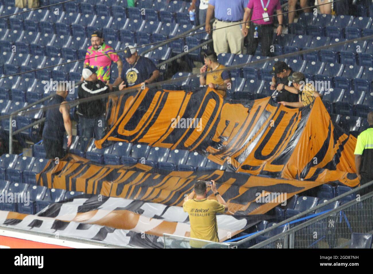 USA, New York, USA. August 2021. (SPO) begeisterte die Fans bei den Ligas Cup Quarter Finals 2021 zwischen NYCFC und Pumas. 11. August 2021, Bronx, New York, USA: Auch mit dem verzögerten Spiel wegen des drohenden Unwetters während des Fußballspiels zwischen NYCFC und Pumas UNAM, das für das Viertelfinale des 2021 Leagues Cup im Yankee-Stadion in Bronx, New York, gilt, freuten sich die Fans beider Teams sehr, ihre teamsÃ¢â‚¬â„¢-Songs zu jubeln, zu jubeln und zu singen. (Bild: © Niyi Fote/TheNEWS2 über ZUMA Press Wire) Stockfoto