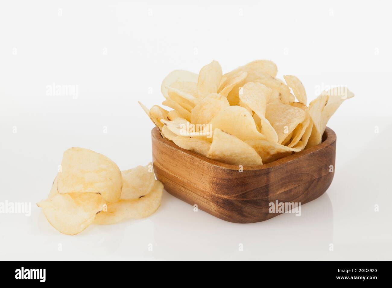 Holzschüssel Mit Leckeren Kartoffelchips; Foto Auf Weißem Hintergrund Stockfoto