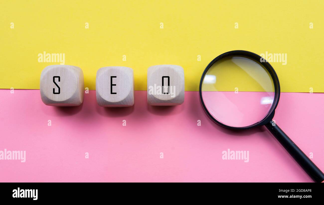 Search Engine Optimization Ranking Konzept, Abkürzung SEO auf den hölzernen Würfel als eine Idee der Förderung von Traffic auf Website. Selektiver Fokus auf Holzdi Stockfoto