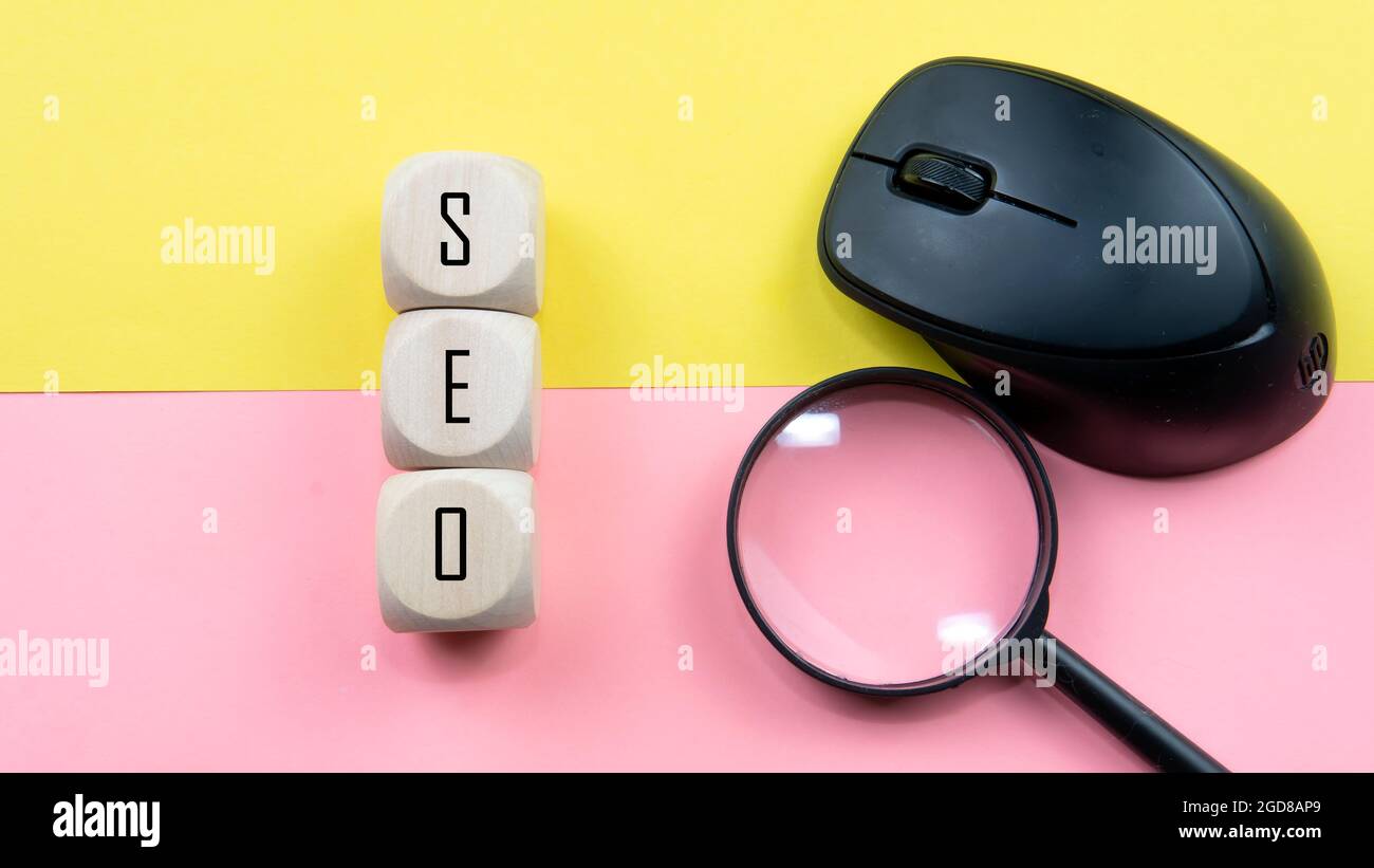 Search Engine Optimization Ranking Konzept, Abkürzung SEO auf den hölzernen Würfel als eine Idee der Förderung von Traffic auf Website. Selektiver Fokus auf Holzdi Stockfoto
