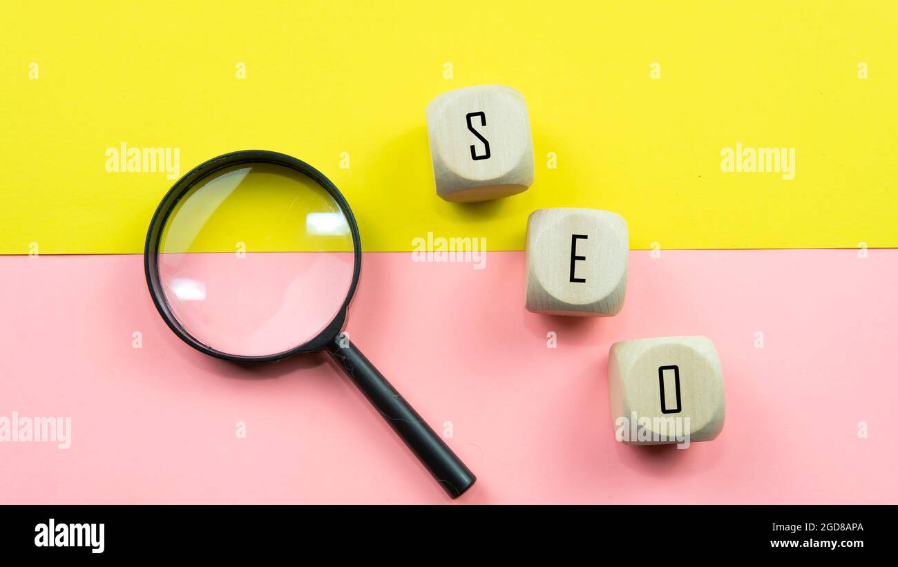Search Engine Optimization Ranking Konzept, Abkürzung SEO auf den hölzernen Würfel als eine Idee der Förderung von Traffic auf Website. Selektiver Fokus auf Holzdi Stockfoto