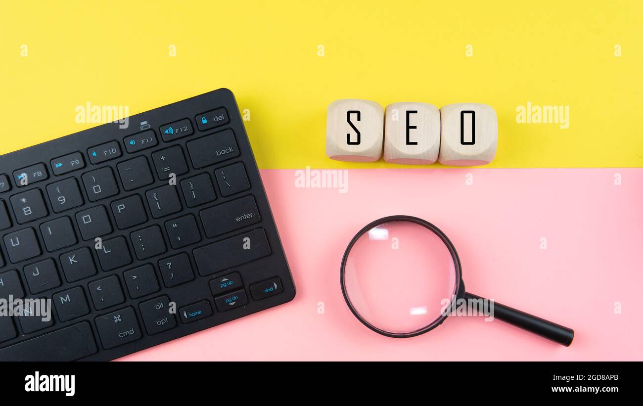 Search Engine Optimization Ranking Konzept, Abkürzung SEO auf den hölzernen Würfel als eine Idee der Förderung von Traffic auf Website. Selektiver Fokus auf Holzdi Stockfoto