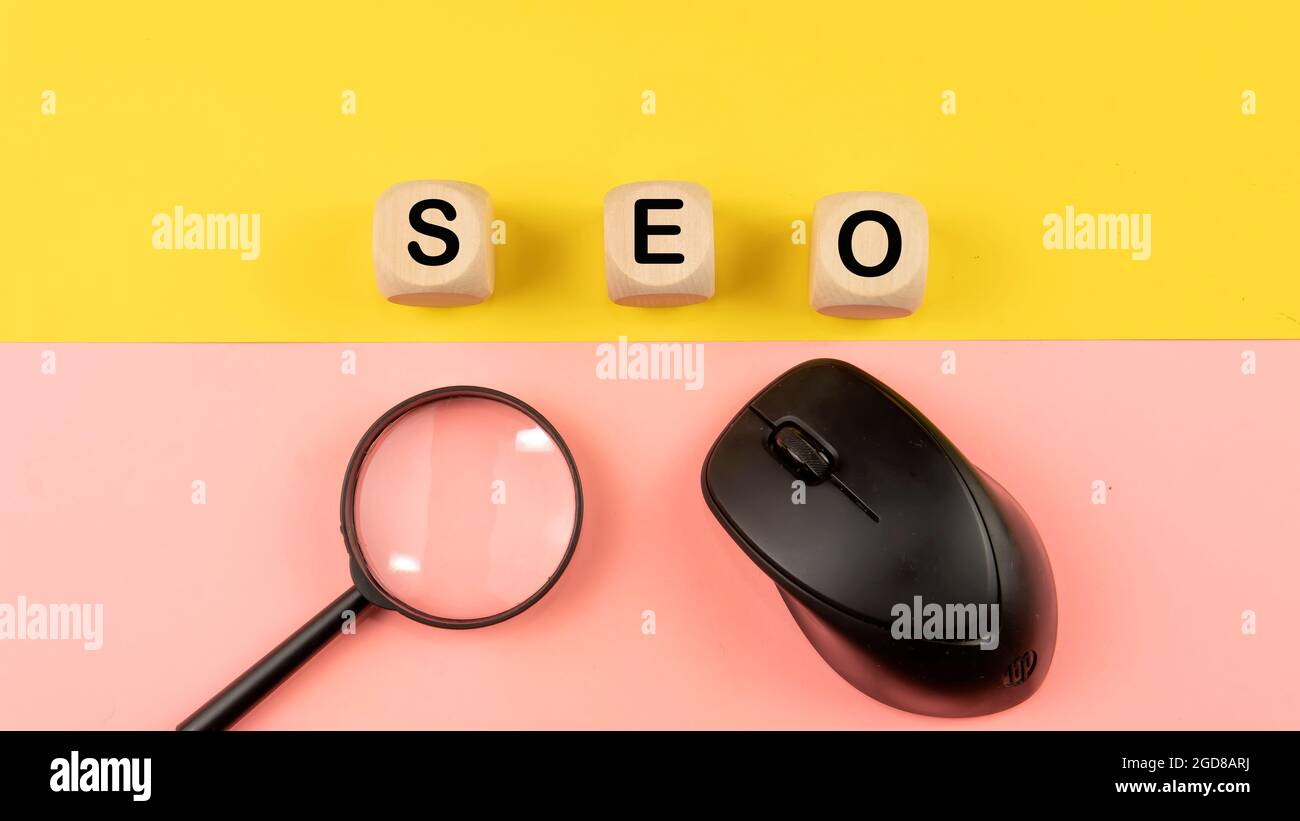 Search Engine Optimization Ranking Konzept, Abkürzung SEO auf den hölzernen Würfel als eine Idee der Förderung von Traffic auf Website. Selektiver Fokus auf Holzdi Stockfoto