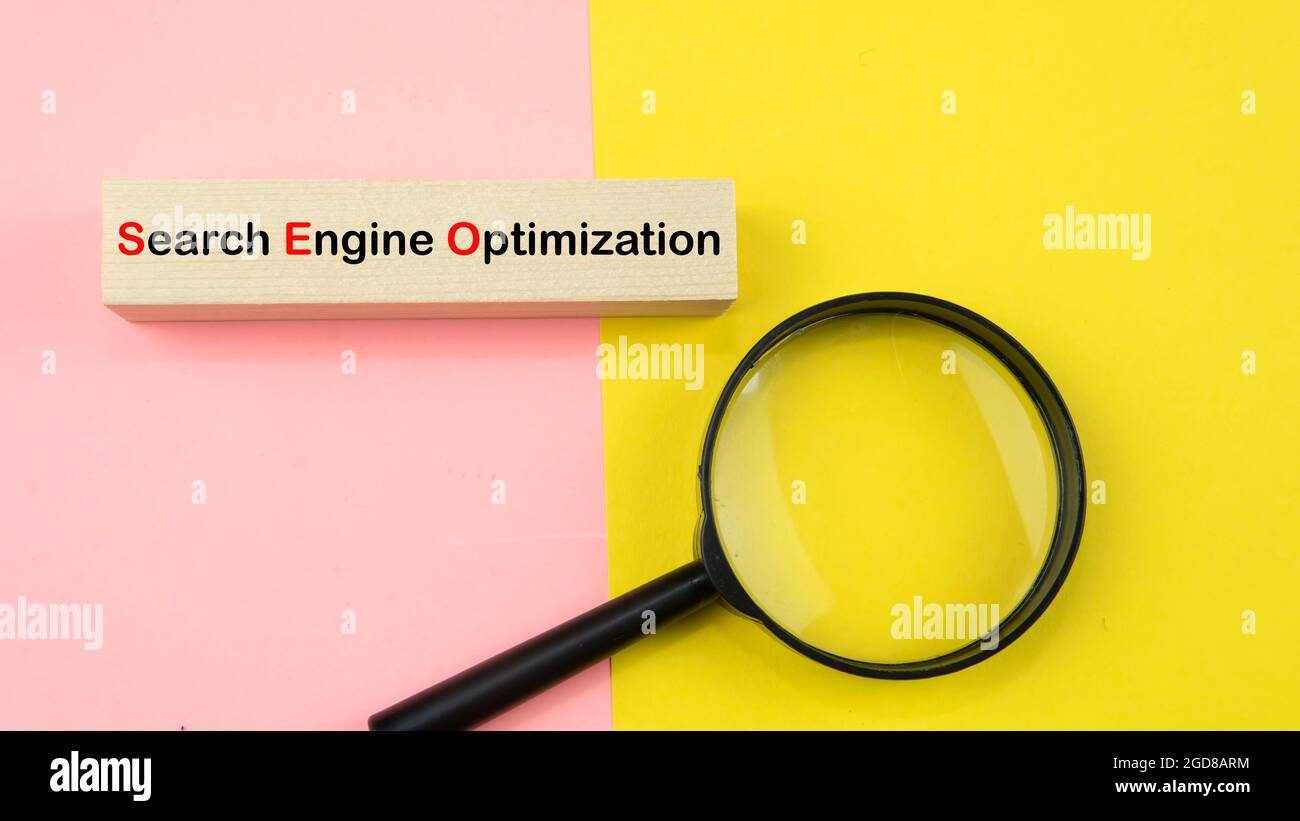 Search Engine Optimization Ranking Konzept, Abkürzung SEO auf den hölzernen Würfel als eine Idee der Förderung von Traffic auf Website. Selektiver Fokus auf Holzdi Stockfoto