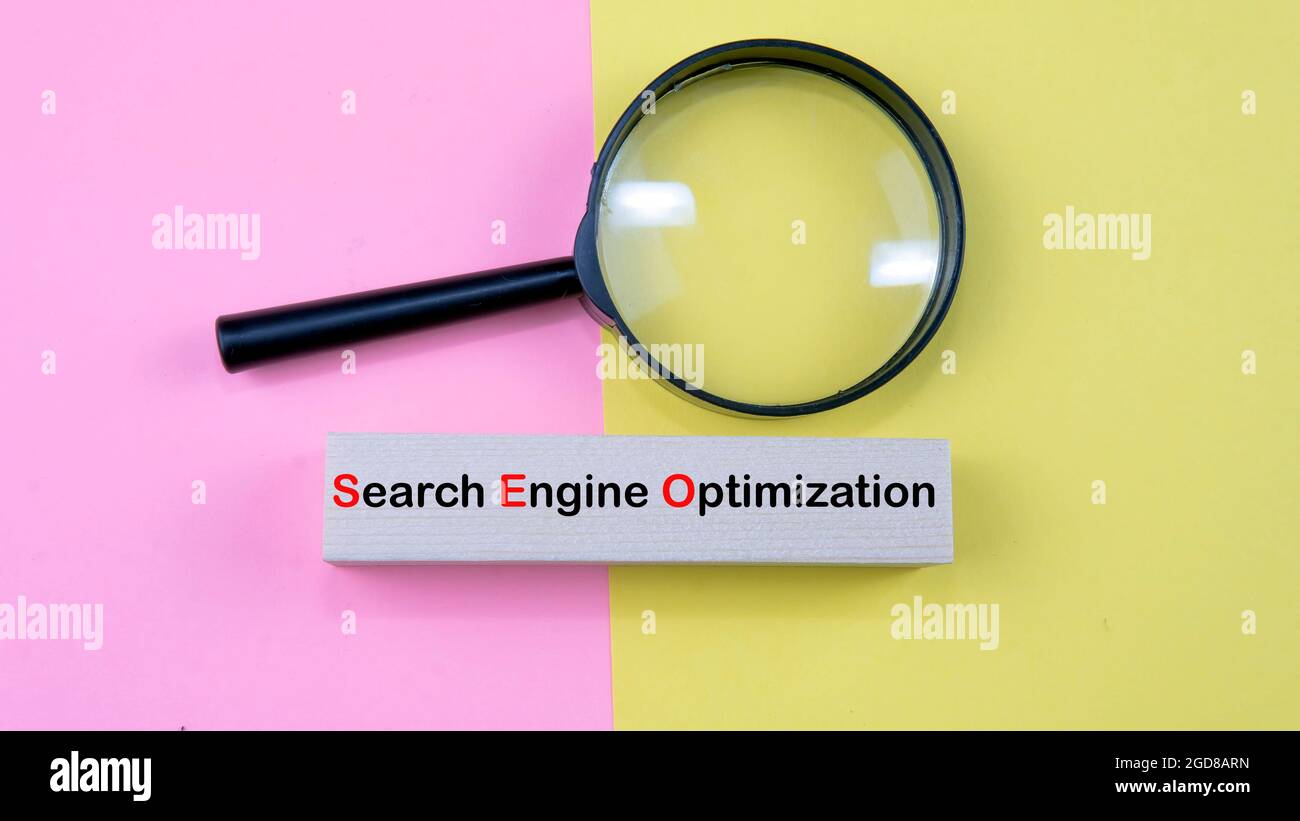 Search Engine Optimization Ranking Konzept, Abkürzung SEO auf den hölzernen Würfel als eine Idee der Förderung von Traffic auf Website. Selektiver Fokus auf Holzdi Stockfoto