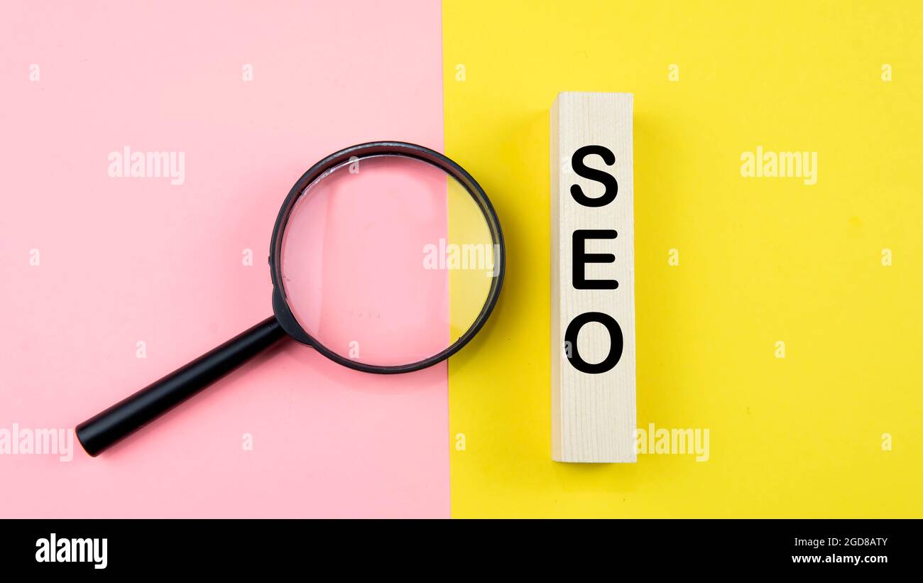 Search Engine Optimization Ranking Konzept, Abkürzung SEO auf den hölzernen Würfel als eine Idee der Förderung von Traffic auf Website. Selektiver Fokus auf Holzdi Stockfoto