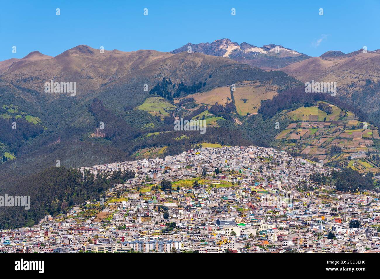 Quito-Stadt, die auf den aktiven Pichincha-Vulkanhängen erbaut wurde und Blick über den höchsten Gipfel, den Rucu Pichincha, Quito, Ecuador, bietet. Stockfoto