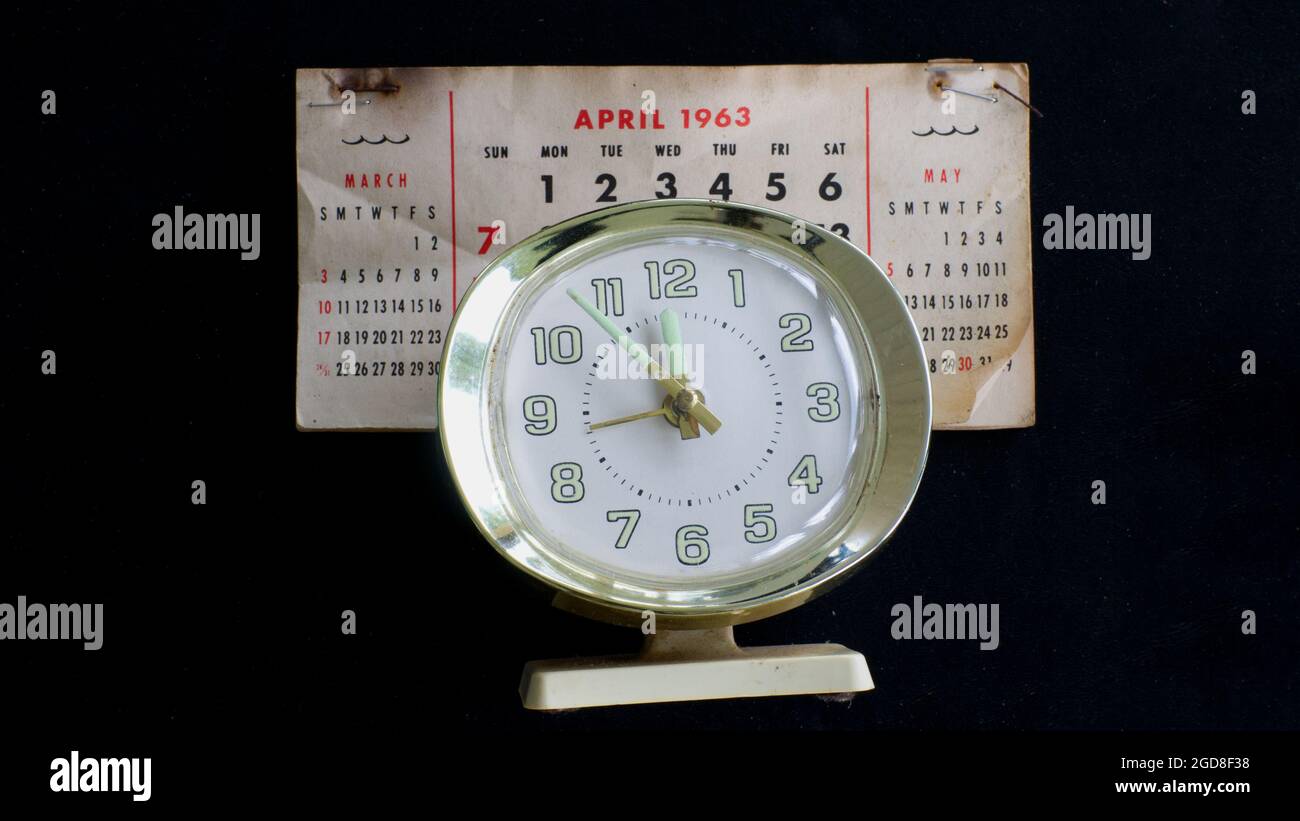 Ein alter Wecker und ein Kalender für den 1963. April Stockfoto
