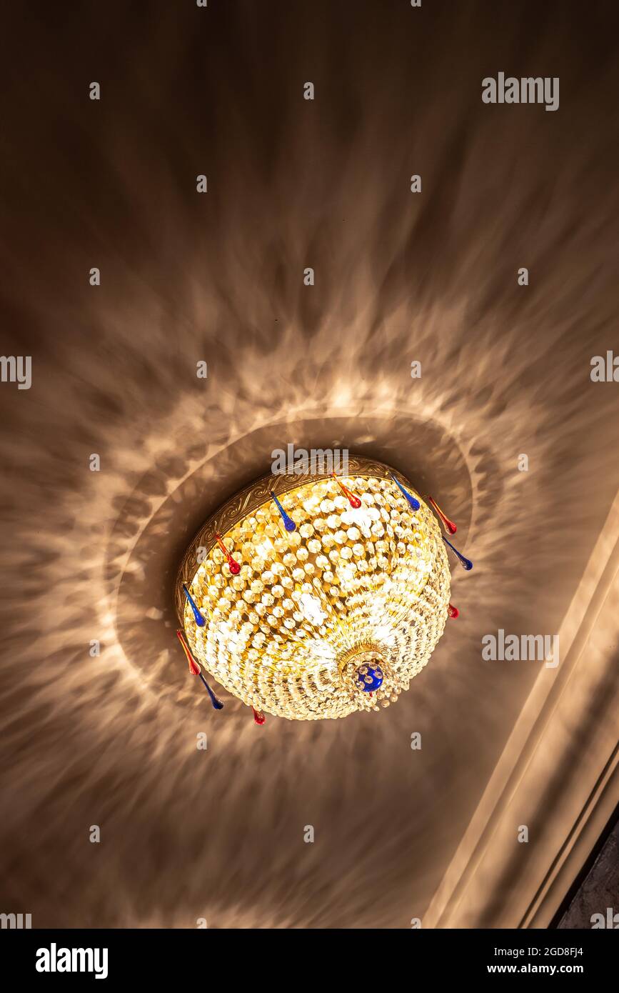Wunderbarer runder, strahlender Glanz mit Glasperlen an der Decke Stockfoto
