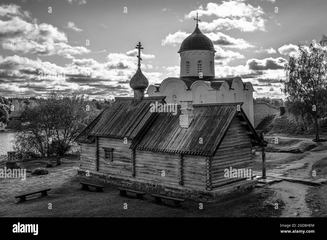 Alte Holzkapelle und Dormition Kathedrale innerhalb der Ladoga Festung. Staraya Ladoga, Russland. Schwarz und Weiß. Stockfoto
