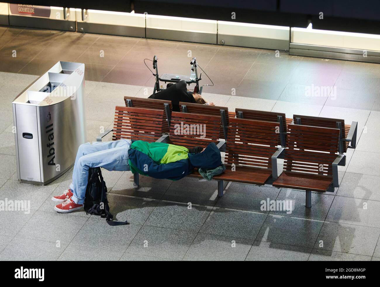 Berlin Deutschland August 2021 Menschen Die Im Hauptbahnhof Berlin Schlafen Die Landesweiten Streiks Der Zugfuhrer Im Personenverkehr Werden Fortgesetzt Die Lokfuhrer Gewerkschaft Gdl Hat Ihre Mitglieder Zum Streik Bei Der Deutschen Bahn