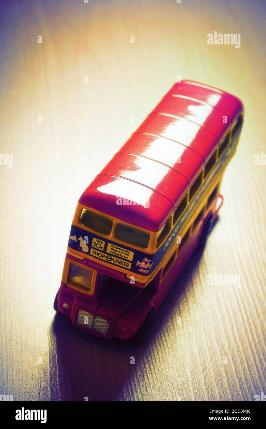Vintage toy bus Fotos und Bildmaterial in hoher Auflosung Alamy