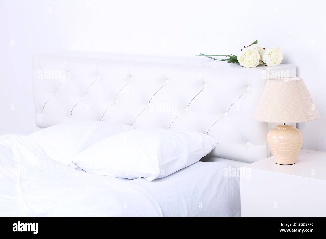 Komfortables Weiches Bett Mit Kissen Stockfotografie Alamy