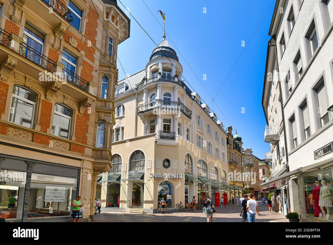 Baden-Baden, Deutschland - Juli 2021: Alte historische Innenstadt mit Geschäften in der Kurstadt Baden-Baden an sonnigen Tagen Stockfoto