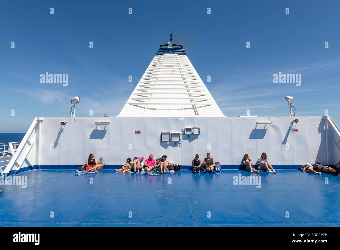 Passagiere sonnen sich auf dem Deck einer Autofähre vor dem Trichter, Tyrrhenisches Meer, Toskana, Italien Stockfoto