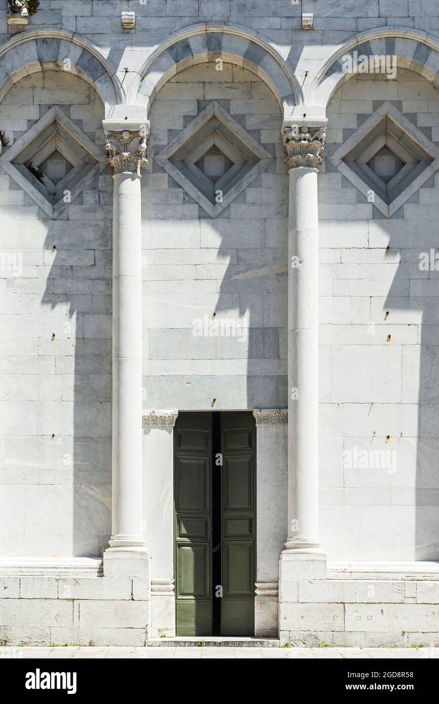 Eingangstür zum Hauptportal der romanischen façade der Basilika San Michele in Foro aus dem Mittelalter in Lucca, Toskana, Italien Stockfoto