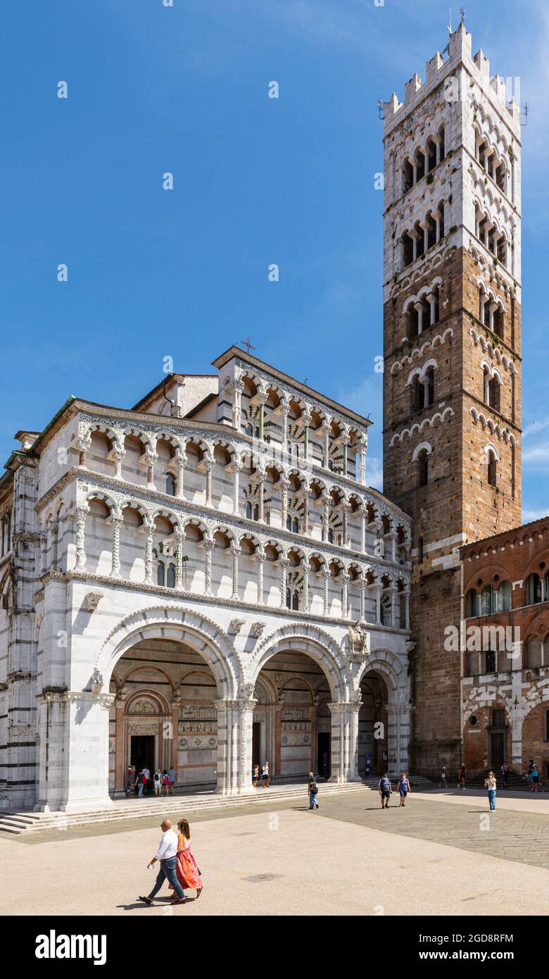 Säulen, Gesimse, Bänder und Bögen auf dem Turm und der westlichen façade der romanischen Kathedrale von Saint Martin - San Martino in Lucca, Toskana, Italien Stockfoto