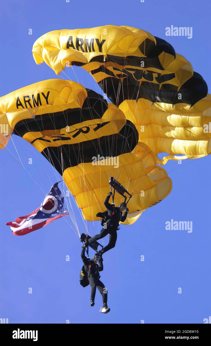 Zwei Mitglieder des „Golden Knights“-Jump-Teams der US Army (USA) gleiten während einer Zeremonie zur Erinnerung an den 99. Jahrestag des ersten Motorflugs der Wright Brothers am Wright Brothers National Memorial, Kill Devil Hill, North Carolina, zur Erde. (USAF-FOTO VON SSGT JEFFREY A. WOLFE 021217-F-1798W-004) Stockfoto