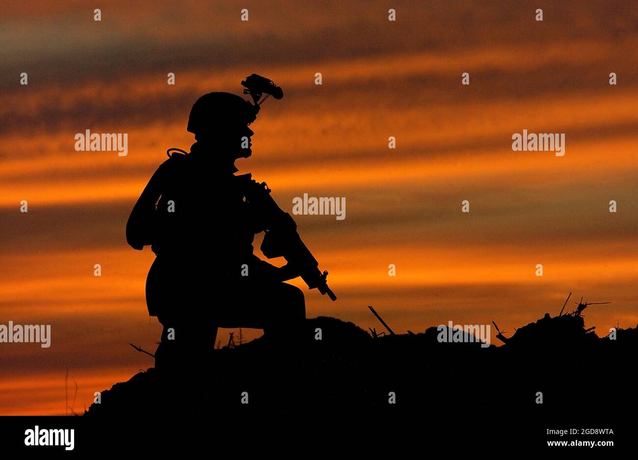 In der Abenddämmerung scannt ein Soldat der US-Armee (USA) der 1. Infanterie-Division, Logistics Support Area (LSA) Anaconda, Irak, das Gebiet, während er eine Patrouille zur Unterstützung der Operation IRAQI FREEDOM durchführt. (USAF-FOTO VON SSGT AARON D. ALLMON II 040426-F-7823A-003) Stockfoto