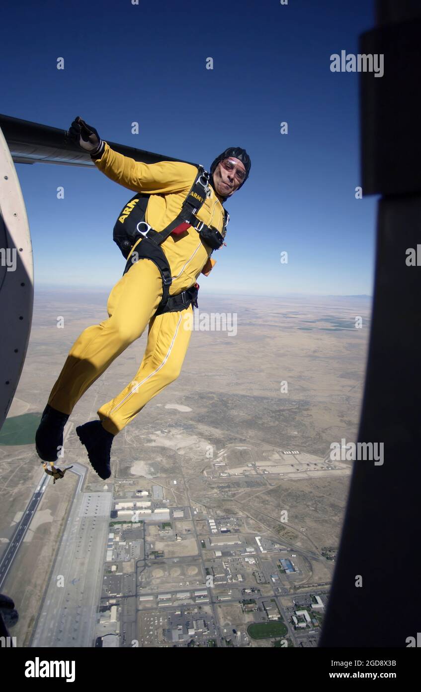 Ein Fallschirmspringer der US Army (USA) von Golden Knight springt vom Fokker C-31 Troopship des Teams in den Himmel über der Mountain Home Air Force Base (AFB), Idaho, für Gunfighter Skies, eine dreitägige Flugshow, die 100 Jahre Luftfahrt und 60 Jahre Luftkraft in Idaho feiert. (USAF-FOTO VON SSGT BENNIE J. DAVIS III 030914-F-5040D-004) Stockfoto